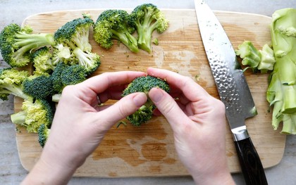 Lời khuyên của chuyên gia đến những người thích ăn bông cải xanh: 2 thứ này chống ung thư gấp 100 phần bông, toàn bị bỏ