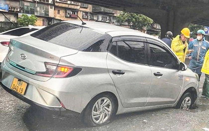 Ô tô lại sụt hố trên đường Hà Nội