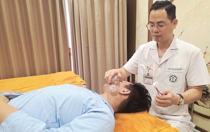 Nam sinh đại học năm cuối bị liệt mặt sau 1 đêm ngủ dậy: Bác sĩ Bệnh viện Bạch Mai cảnh báo 1 thói quen gây bệnh nhiều người làm vào mùa hè