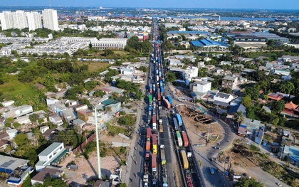 Bến xe chật kín, cửa ngõ TP.HCM kẹt cứng ngày đầu nghỉ lễ Giổ Tổ Hùng Vương