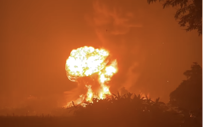 Đang cháy kho sơn ở Hà Nội, khói lửa bốc cao cuồn cuộn