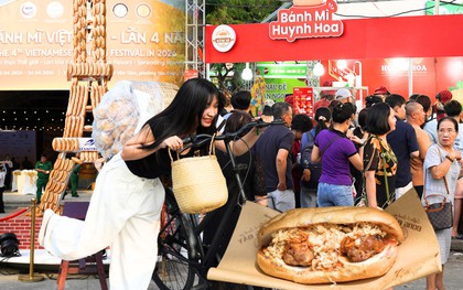 Có thể gặp cả thành phố ở Lễ hội Bánh mì Việt Nam hôm nay, khách ngó lơ mọi gian hàng chỉ để chen chân mua một ổ Huynh Hoa