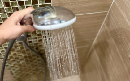 Bác sĩ Bệnh viện Bạch Mai cảnh báo: 1 thói quen "giải nhiệt" cực nguy hiểm, gây đột quỵ trong ngày nắng nóng