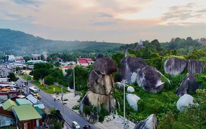Việt Nam có hòn đá niên đại triệu năm cạnh đường lớn: Ở nơi sắp lên thành phố trực thuộc Trung ương
