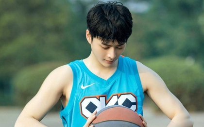Nam diễn viên 9X điển trai biến mất khỏi showbiz suốt 3 năm, nay công khai vợ hơn 8 tuổi và con gái sinh non nặng có 1,18kg