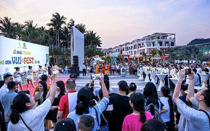 Đêm khai trương VUI-Fest Cát Bà: Hàng nghìn du khách “đổ bộ”, vịnh trung tâm rực sáng không ngủ