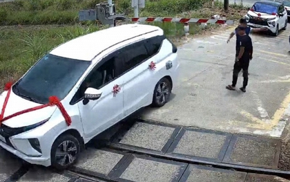 Xe rước dâu cố vượt rào chắn, mắc kẹt trên đường ray khi tàu đang tới: Danh tính tài xế và cái kết