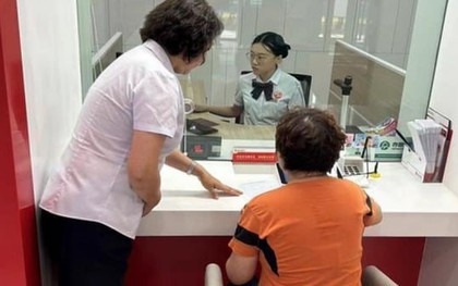 Người phụ nữ đến ngân hàng yêu cầu rút 424 triệu đồng tiền tiết kiệm, giao dịch viên đang làm thủ tục phải vội báo công an