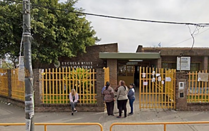 Giẫm phải dây giày, bé gái tử vong khi đập đầu vào ghế đá