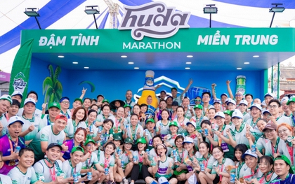 Tưởng đi chạy marathon ở Huế ai ngờ lạc vào bữa tiệc trên bãi biển, màn chơi lớn từ ban tổ chức khiến hàng ngàn runner phấn khích