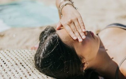 Đi du lịch hè: Đừng chỉ mải mê "đắp" kem chống nắng cho da, đôi mắt cũng rất cần được bảo vệ và đây là lý do tại sao điều đó lại quan trọng