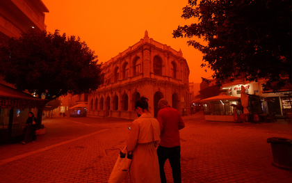 Bầu trời Hy Lạp chuyển đỏ rực ngay trước lễ Phục Sinh: Giới chức cảnh báo
