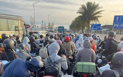 Choáng với cảnh "biển người" đổ về Cát Bà sáng 30/4: Phà Đồng Bài đông đúc, ô tô nối đuôi dài cả cây số