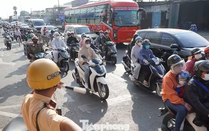 Người dân ùn ùn rời TPHCM đi nghỉ lễ