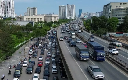 Nhích từng mét rời Thủ đô: 12 giờ vật lộn trên cao tốc