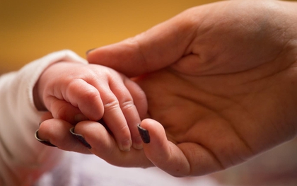 Không chỉ rụng tóc, mất ngủ: Sau sinh phụ nữ còn đối mặt loạt biến chứng đáng sợ này