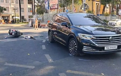 Ô tô rẽ trái va phải xe máy, bé 5 tuổi tử vong