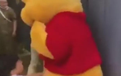 Bức ảnh đứa trẻ bên con thú nhồi bông mờ căm khiến nhiều người phải ngao ngán về cách 1 số cha mẹ dạy con!