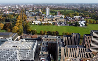 Đại học Anh đột ngột hủy 300 thư mời nhập học, "khai tử" ngành ngoại ngữ để cắt giảm thâm hụt hàng triệu bảng