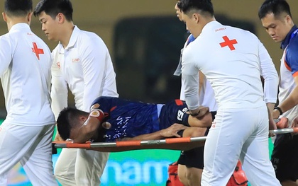Quang Hải chấn thương đau đớn ôm mặt rời sân