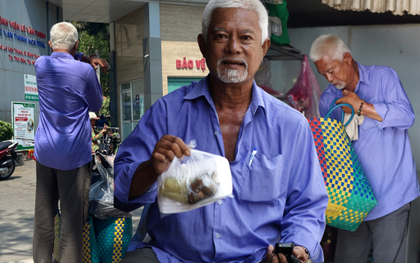 Một ngày theo chân người đàn ông bán vé số vẫn đi phát cơm cho bệnh nhân nghèo: “Thấy mình, cô bác mừng lắm…”