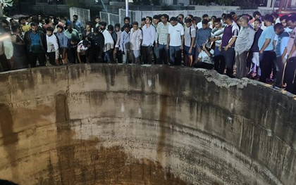 Ô tô lao xuống giếng sâu, 9 người được tìm thấy trong xe