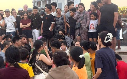 Rủ nhau đi tắm biển, 2 nam sinh bị nước cuốn, 1 em mất tích