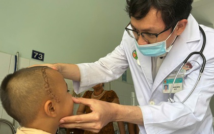 Bác sĩ xuyên đêm mở sọ cứu bé trai bị đạn ná bắn vào mắt