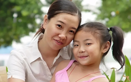 Đi họp lớp cùng mẹ, con gái ngây thơ hỏi: "Sao nhà người ta giàu thế", bà mẹ TP.HCM có câu trả lời xứng đáng điểm 10!