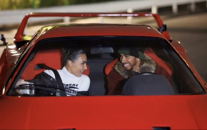 Tay đua Lewis Hamilton công khai yêu đương Kim "siêu vòng ba"