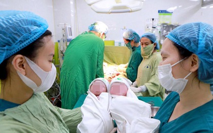 Sản phụ 56 tuổi sinh đôi, hai bé chào đời cách nhau một phút