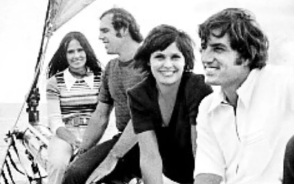 Chuyện thật như đùa: Hai cầu thủ nổi tiếng mở họp báo công khai... đổi vợ cho nhau, mang theo cả con cái lẫn chó cưng sang nhà mới!