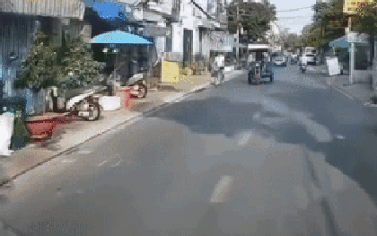 Clip tài xế ô tô ở TPHCM bỏ xe giữa đường sau mâu thuẫn giao thông