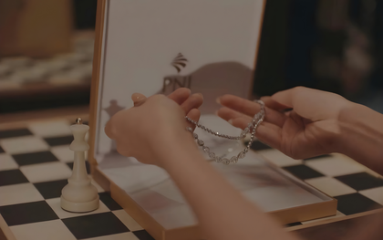 Khoảnh khắc rời khỏi bàn cờ: Câu chuyện phía sau sự thức tỉnh của LyLy trong Mưa rào và đại dương