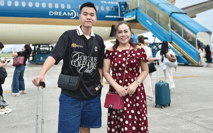 Khoảnh khắc bác sĩ "mang thanh xuân về cho mẹ" khiến cộng đồng mạng rần rần: "Bảo sao U70 bác cứ trẻ mãi"
