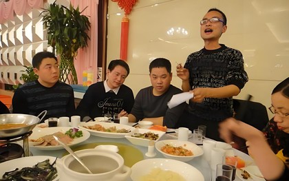 Họp lớp, người đàn ông chủ động thanh toán hóa đơn, kết quả suýt bị bạn cũ block, còn phải làm kiểm điểm ngay tại nhà hàng