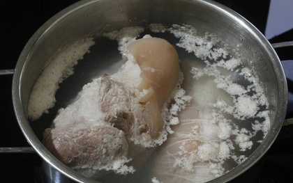 Khi luộc thịt, có nên vớt lớp bọt nổi lên không? Cuối cùng tôi đã biết câu trả lời, trước giờ toàn làm sai!