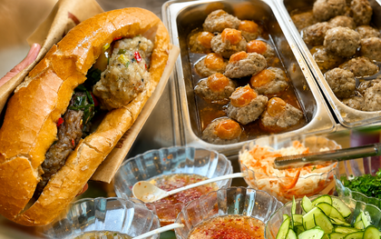 Đi ăn thử bánh mì xíu mại trứng muối đang gây sốt: Có gì đặc sắc mà khách phải ăn liền 2 ổ mới chịu rời quán?