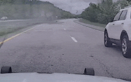 Chạy trốn cảnh sát ở tốc độ 225 km/h, ôtô lật ngửa trên cao tốc