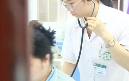 Người mẹ trẻ ôm con ra ban công sau nhiều tuần trầm cảm sau sinh