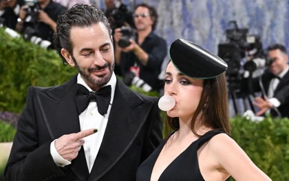 Marc Jacobs: Từ thuở hàn vi đan áo len kiếm sống đến "ông hoàng" thời trang phía sau các nàng thơ ở Met Gala