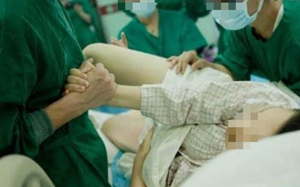 Cô gái 20 tuổi bất ngờ sinh bé gái 2,7kg sau một lần đau bụng: "Tôi tưởng ngộ độc thực phẩm"