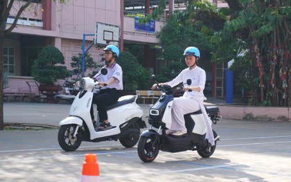 Học sinh TP.HCM thích thú trải nghiệm xe máy điện VinFast, mẫu xe mới Amio gây “sốt”