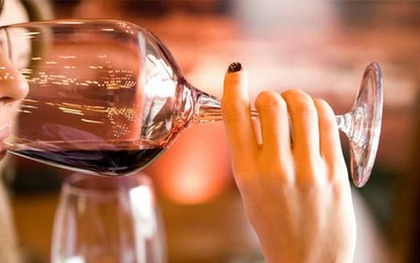 Người phụ nữ 28 tuổi bất ngờ phát hiện ung thư sau "dấu hiệu lạ" khi uống rượu