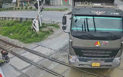 VIDEO: Thót tim cảnh xe tải tông gác chắn, cố vượt qua đường sắt ngay trước "mũi" tàu hỏa