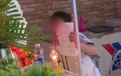 Bức hình khoe bố điểm 10 xót xa nhất lúc này: Vẫn món quà đó nhưng cái xoa đầu động viên không còn nữa rồi!