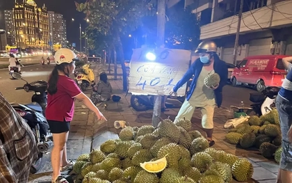 Người dân TPHCM đổ xô ‘săn’ sầu riêng giá siêu rẻ