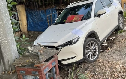 Nữ tài xế Trung Quốc tông sập quán nước, kéo lê chủ quán tử vong
