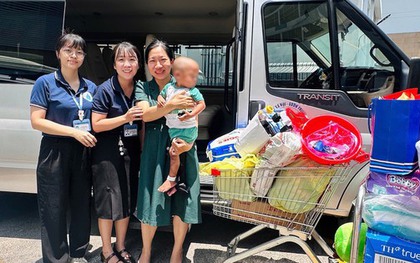 Bé trai 2 tuổi bị mẹ và người tình bạo hành được xuất viện