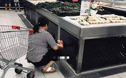 Không thể chấp nhận hành động của người mẹ trong bức ảnh này!